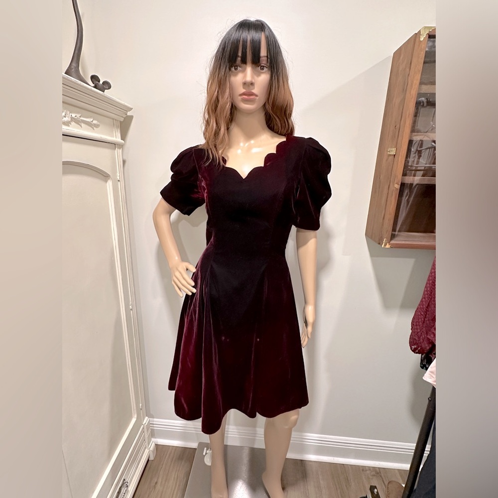 Vintage Scalloped‎ Neckline Velvet Mini Dress with Puff Sleeves